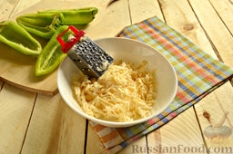 Запеченный болгарский перец, фаршированный сыром и помидорами: Очищаем зубчики чеснока, натираем их или пропускаем через пресс.