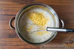 Запеченная цветная капуста с сырным соусом: Твердый сыр натрем на мелкой терке и всыплем в соус.