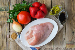 Салат с курицей, болгарским перцем и пряной заправкой: Подготовить ингредиенты для салата с курицей.