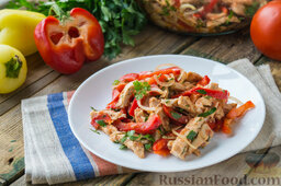Салат с курицей, болгарским перцем и пряной заправкой: Подавать салат с курицей охлажденным.