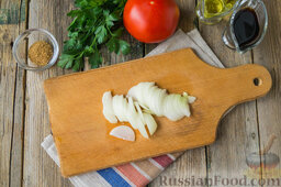 Салат с курицей, болгарским перцем и пряной заправкой: Лук почистим и измельчим тонкими полукольцами.