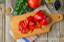 Салат с курицей, болгарским перцем и пряной заправкой: Перец очистим от семян и порежем соломкой.