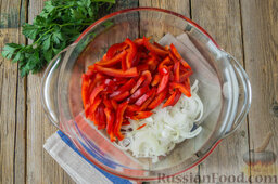 Салат с курицей, болгарским перцем и пряной заправкой: В салатнике или глубокой пиале смешаем нарезанные овощи.
