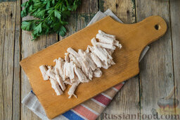 Салат с курицей, болгарским перцем и пряной заправкой: Остывшее готовое филе порежем соломкой. Добавим мясо к порезанным овощам.