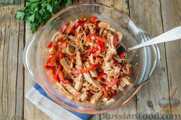 Салат с курицей, болгарским перцем и пряной заправкой: Перемешаем до однородности.