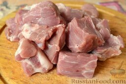 Пряная свинина со смородиной (в горшочке): Нарежьте свинину крупными кусками.