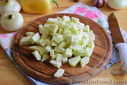Салат из болгарского перца и кабачков, на зиму (в мультиварке): Порежем кабачки кубиками.