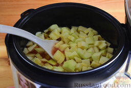 Салат из болгарского перца и кабачков, на зиму (в мультиварке): Выложим их в томатную смесь.
