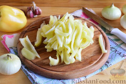 Салат из болгарского перца и кабачков, на зиму (в мультиварке): Порежем соломкой перец.