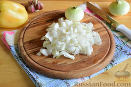 Салат из болгарского перца и кабачков, на зиму (в мультиварке): Порубим мелко лук.