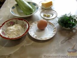 Оладьи из кабачков, с твёрдым сыром: Подготовить ингредиенты для оладий из кабачков с сыром.  Кабачок помыть. Чеснок почистить и помыть.