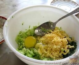 Оладьи из кабачков, с твёрдым сыром: В миску с кабачками добавить зелень (не всю, оставьте 1 ст. ложку для соуса), чеснок, твердый сыр и вбить 1 яйцо.