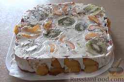 Фруктово-желейный торт: Накрыть фруктово-желейный торт тарелкой и перевернуть.