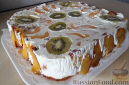 Фруктово-желейный торт: Бисквитный торт с фруктами и сметанно-желейным кремом готов!