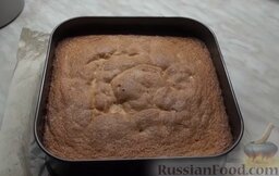 Фруктово-желейный торт: Через 25-30 минут бисквит уже готов. Остудить его и извлечь из формы.