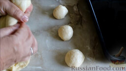 Булочки "Любимые": Сделать заготовки для булочек круглой формы.