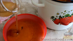 Абрикосы протертые с мёдом: Добавить в абрикосовое пюре мёд. Перемешать хорошо абрикосы с мёдом.