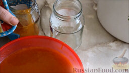 Абрикосы протертые с мёдом: Влить в банки абрикосы протертые, закрыть стерилизованными крышками. Поставить протертые абрикосы с медом в холодильник.