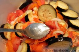Овощной салат на зиму (без стерилизации): Перекладываем в эмалированную кастрюлю. Ставим на плиту и доводим до кипения. Когда овощная смесь начнет закипать, добавляем растительное масло.