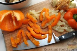 Овощной салат на зиму (без стерилизации): Болгарский и грунтовый перец разного цвета очистим от семян, срежем плодоножку. Затем нарезаем полукольцами.