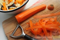 Овощной салат на зиму (без стерилизации): Морковь очищаем слайдером, им же режем морковь тонкими ломтиками.