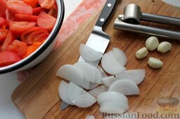 Овощной салат на зиму (без стерилизации): Лук шинкуем полукольцами; чеснок давим.