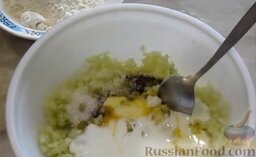Капустные оладьи на кефире: Посолить, добавить перец и сахар. Слегка взбить яйцо и добавить в общую массу. Влить кефир.