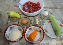 Мясные котлеты с кабачками: Подготовить ингредиенты для мясных котлет с кабачками. Морковь, лук, чеснок почистить и помыть.