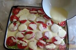 Запеканка из кабачков, с фаршем и помидорами: Залить яичной смесью.
