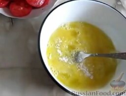 Запеканка из кабачков, с фаршем и помидорами: Яйца взбить с солью.