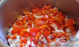 Салат с крабовыми палочками и фасолью: Болгарский перец очищаем от семян. Нарезаем и добавляем к крабовым палочкам.