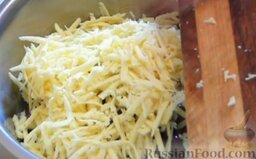 Салат с крабовыми палочками и фасолью: Сыр натираем на тёрке и добавляем к остальным ингредиентам.