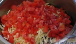 Салат с крабовыми палочками и фасолью: Нарезаем мелко помидоры. Все перемешиваем.