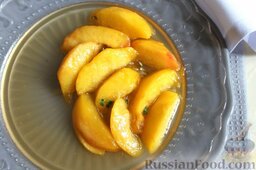Десерт из персиков с ликером: На красивое блюдо перекладываем карамелизированные персики (можно с карамелью).