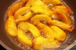 Десерт из персиков с ликером: Выкладываем дольки персиков вместе с появившимся соком, аккуратно лопаточкой приподнимаем, чтобы они не пригорели. Карамелизируем 7 минут на среднем огне.