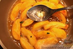 Десерт из персиков с ликером: Вводим мед, добавляем листики тимьяна. Постоянно поливаем дольки персиков получившейся карамелью.