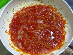 Настоящая солянка с копченостями: Добавьте томатный соус, готовьте еще около 1 минуты.