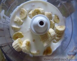 Детское мороженое из бананов и кефира: Как сделать мороженое из кефира и бананов:    Банан порежьте кусочками и смешайте в чопере (блендер с большими, широкими ножами). Добавьте семена ванили.
