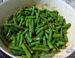 Овощное карри: Выложите в сковороду к баклажанам фасоль, добавьте все специи, перемешайте.