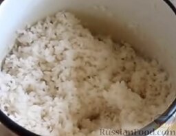 Запеканка рисовая с куриной грудкой и овощами: Рис промыть, залить холодной водой (на 1 стакан риса - 2 стакана воды) и варить в течение 10 минут. Затем откинуть на дуршлаг и промыть холодной водой.