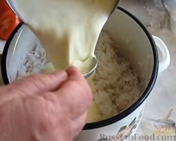 Запеканка рисовая с куриной грудкой и овощами: Влить яично-сливочную смесь в емкость с рисом, перемешать.