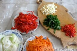 Баклажаны по-корейски: Пока баклажаны в духовке, нарезать лук полукольцами, перец сладкий и морковь нарезать соломкой, измельчить зелень петрушки, чеснок и острый перец.