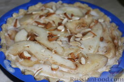 Баварский грушевый пирог: Уложить на крем груши и посыпать листиками миндаля.