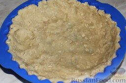 Баварский грушевый пирог: Получившееся тесто выложить в форму и убрать в холодильник.