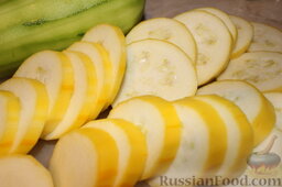 Кабачки, консервированные в лимонном масле: Кабачки вымыть, при желании почистить и нарезать кружочками.