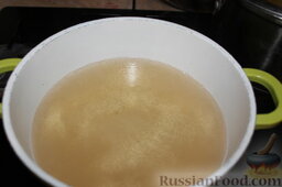 Кабачки, консервированные в лимонном масле: Подготовить маринад: смешать воду, яблочный уксус и соль. Довести до кипения.