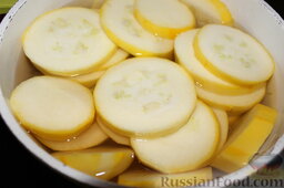 Кабачки, консервированные в лимонном масле: В кипящий маринад опустить кабачки на 2 минуты.