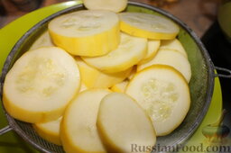 Кабачки, консервированные в лимонном масле: Извлечь кабачки из маринада шумовкой и выложить на сито, дав маринаду стечь.