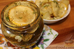 Кабачки, консервированные в лимонном масле: Плотно выложить кабачки в стерильные банки, долить растительное масло.