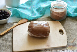 Печенье с ежевикой: Сформируем из него шар, завернём в пищевой полиэтилен и разместим на полке холодильника.
